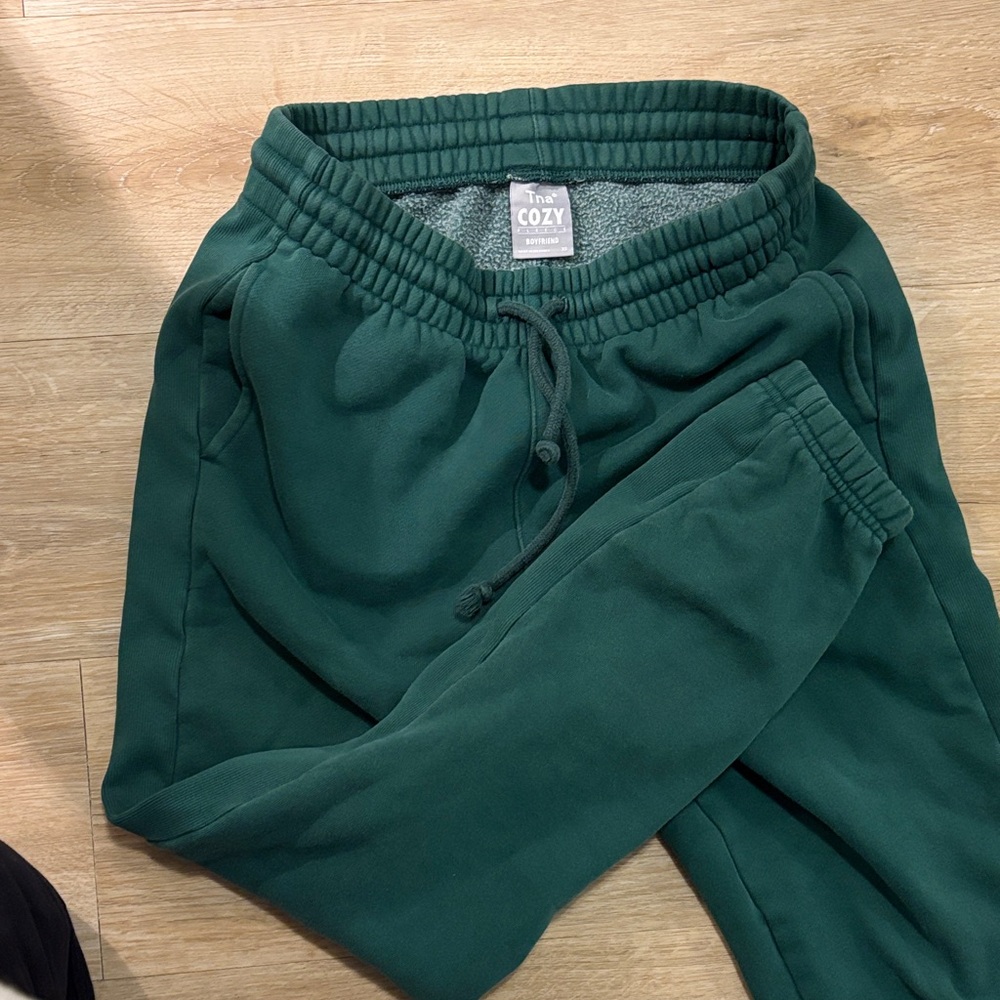 TNA Cozy Fleece boyfriend Deep Green Joggers